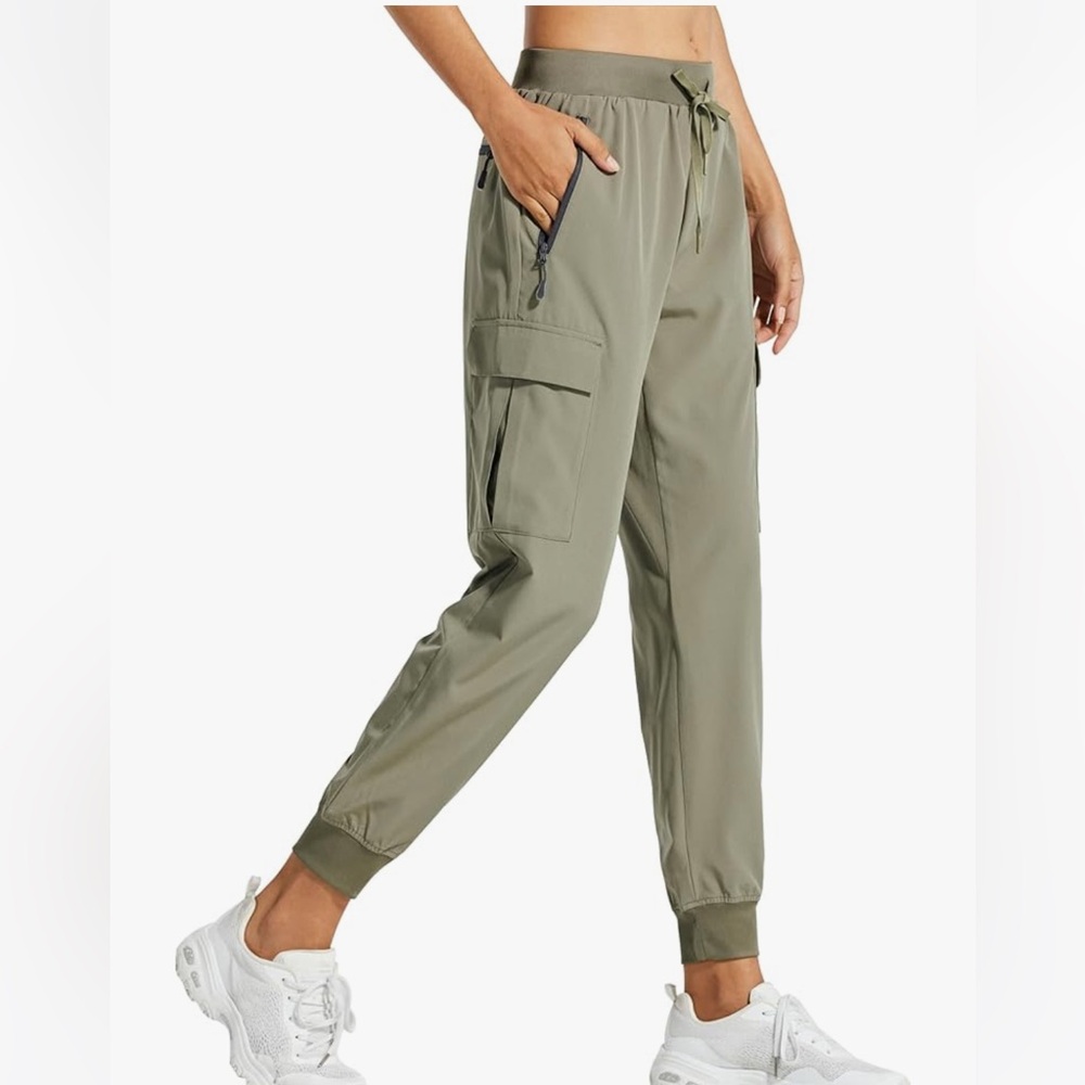 NWOT Libin Women’s Cargo Joggers in Silver Sage (Large)